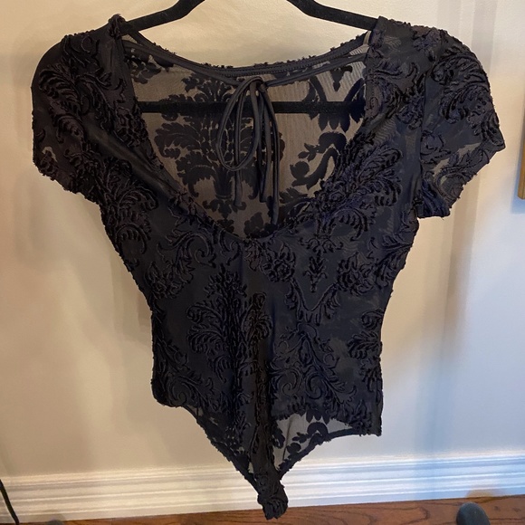 Black low back body suit with velvet design size M - Picture 2 of 3